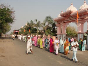 ISKCON Aravade Chaitra Vari Dindi 2012 ISKCON Aravade Chaitra Vari Dindi 2012 300x225 ISKCON Aravade celebrated 11th Chaitra Vari Dindi Yatra from Aravade to Pandharpur